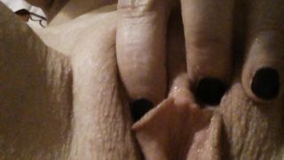 Moglie vacca si masturba con dedica all'amante