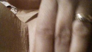 Moglie vacca si masturba con dedica all'amante