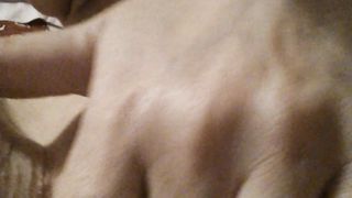 Moglie vacca si masturba con dedica all'amante