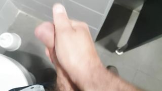 Sega con sborrata in bagno