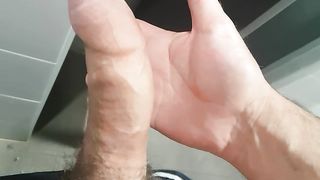 Sega con sborrata in bagno