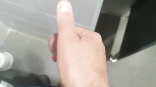 Sega con sborrata in bagno