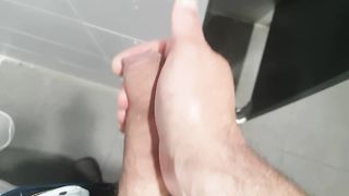 Sega con sborrata in bagno