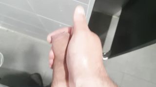 Sega con sborrata in bagno