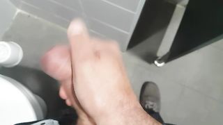 Sega con sborrata in bagno