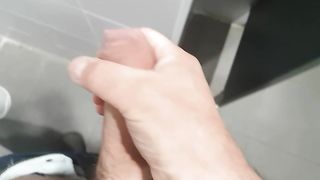 Sega con sborrata in bagno