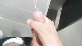 Sega con sborrata in bagno