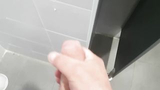 Sega con sborrata in bagno