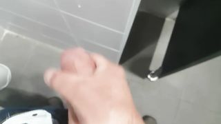 Sega con sborrata in bagno