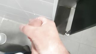 Sega con sborrata in bagno