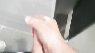 Sega con sborrata in bagno