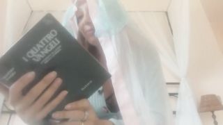 BESTEMMIA, parla sporco e piscia sulla Bibbia