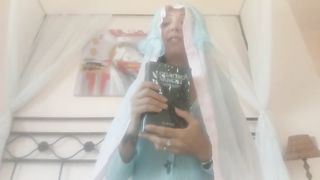 BESTEMMIA, parla sporco e piscia sulla Bibbia