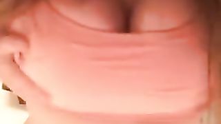 18enne mostra le tette e i capezzoloni da succhiare