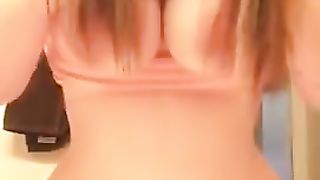 18enne mostra le tette e i capezzoloni da succhiare