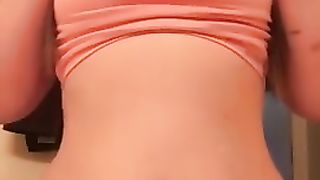 18enne mostra le tette e i capezzoloni da succhiare