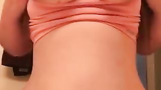 18enne mostra le tette e i capezzoloni da succhiare