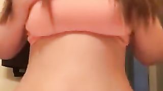 18enne mostra le tette e i capezzoloni da succhiare
