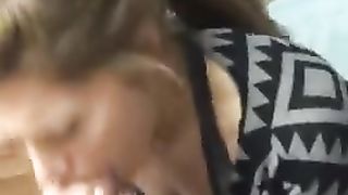 Si impegna molto a ciucciare il pisellone del fidanzato