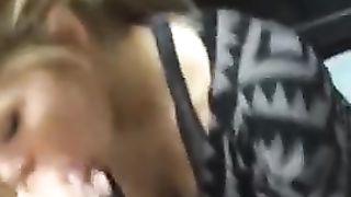 Si impegna molto a ciucciare il pisellone del fidanzato