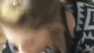 Si impegna molto a ciucciare il pisellone del fidanzato