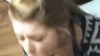 Si impegna molto a ciucciare il pisellone del fidanzato