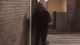 IMMIGRATO MINACCIA DI SCOPARE MOGLIE