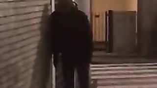 IMMIGRATO MINACCIA DI SCOPARE MOGLIE