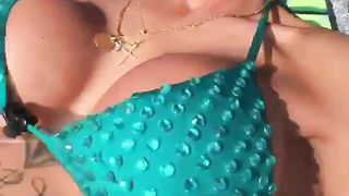 Anteprima del video: Denise B. super sexy in spiaggia 2