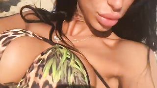 Anteprima del video: Denise B. super sexy in spiaggia 3