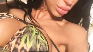 Denise B. super sexy in spiaggia 3