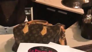 Denise B. fa la maiala nel suo ristorante