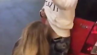 La pompa al distributore di benzina