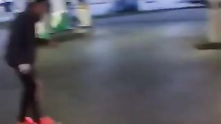 La pompa al distributore di benzina