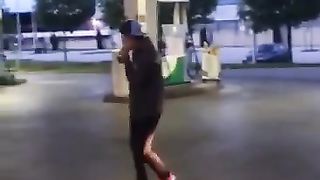 La pompa al distributore di benzina