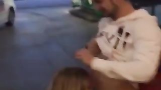 La pompa al distributore di benzina