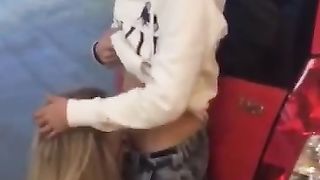 La pompa al distributore di benzina