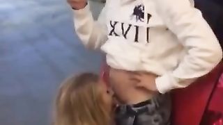 La pompa al distributore di benzina