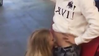 La pompa al distributore di benzina