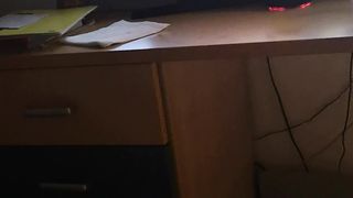 Mi masturbo mentre guardo un porno su AmaPorn