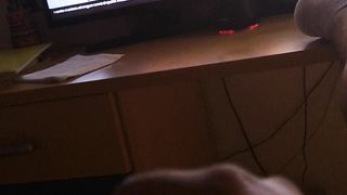 Mi masturbo mentre guardo un porno su AmaPorn