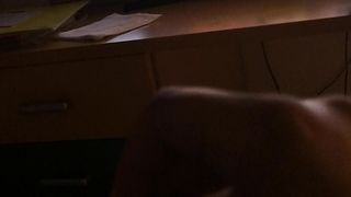 Mi masturbo mentre guardo un porno su AmaPorn