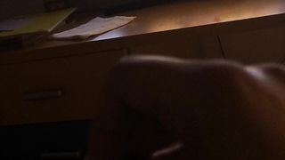 Mi masturbo mentre guardo un porno su AmaPorn