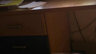 Mi masturbo mentre guardo un porno su AmaPorn