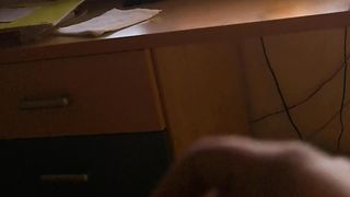 Mi masturbo mentre guardo un porno su AmaPorn