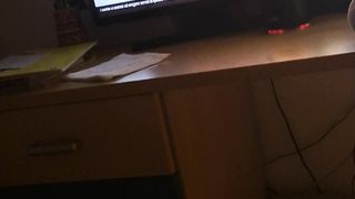 Mi masturbo mentre guardo un porno su AmaPorn