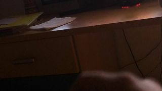 Mi masturbo mentre guardo un porno su AmaPorn