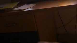 Mi masturbo mentre guardo un porno su AmaPorn