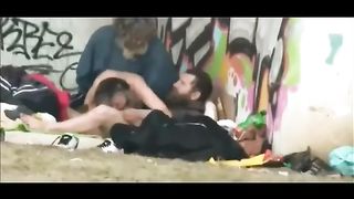 ITALIANA SCOPATA DA BARBONI