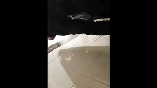 Beccata a spompinare nel bagno del centro commerciale